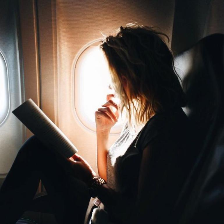 10 acessórios essenciais para viagens longas de avião
