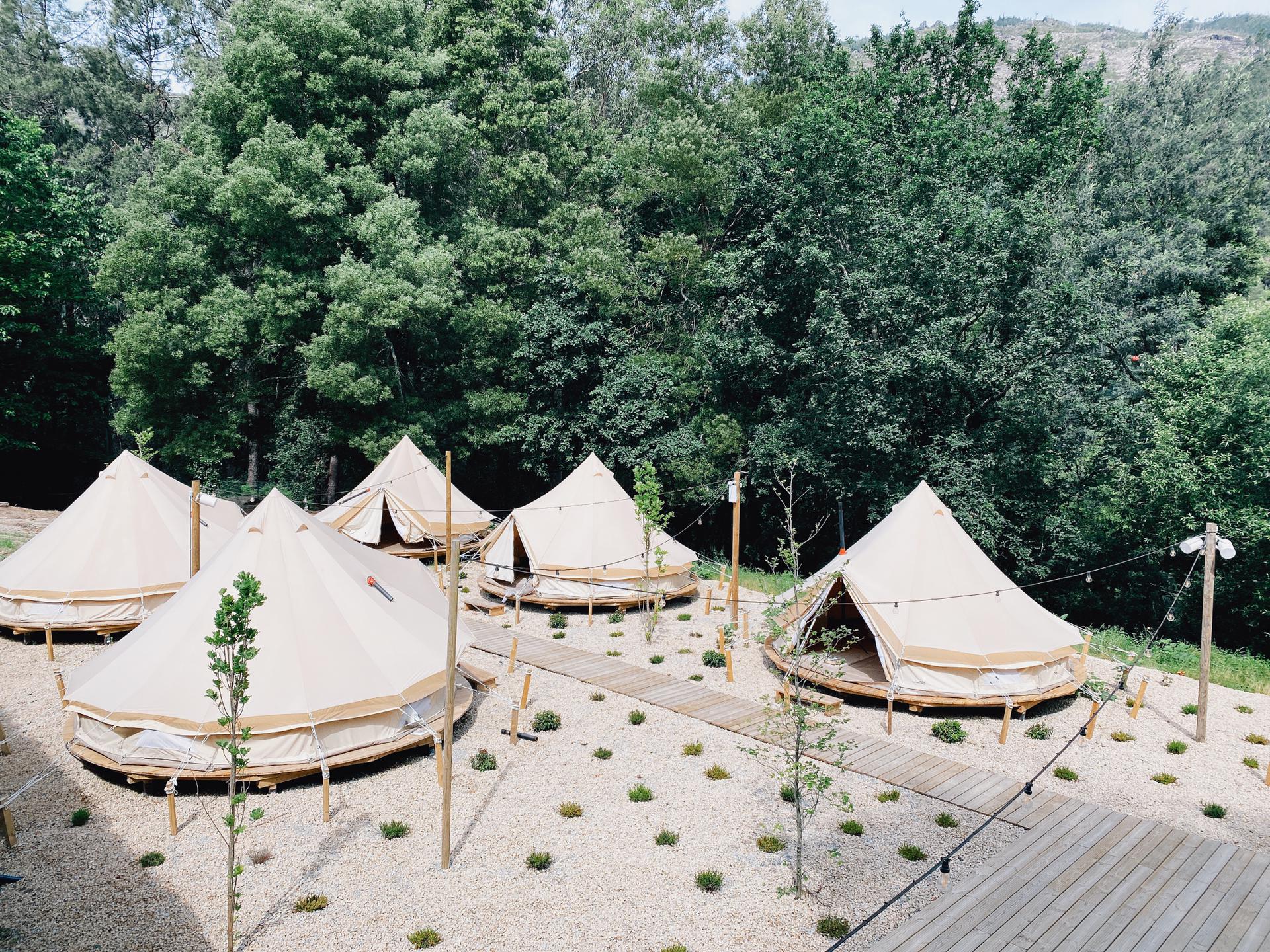 Férias em silêncio. Já pode fazer glamping no Selina Gerês e adormecer ao som da natureza