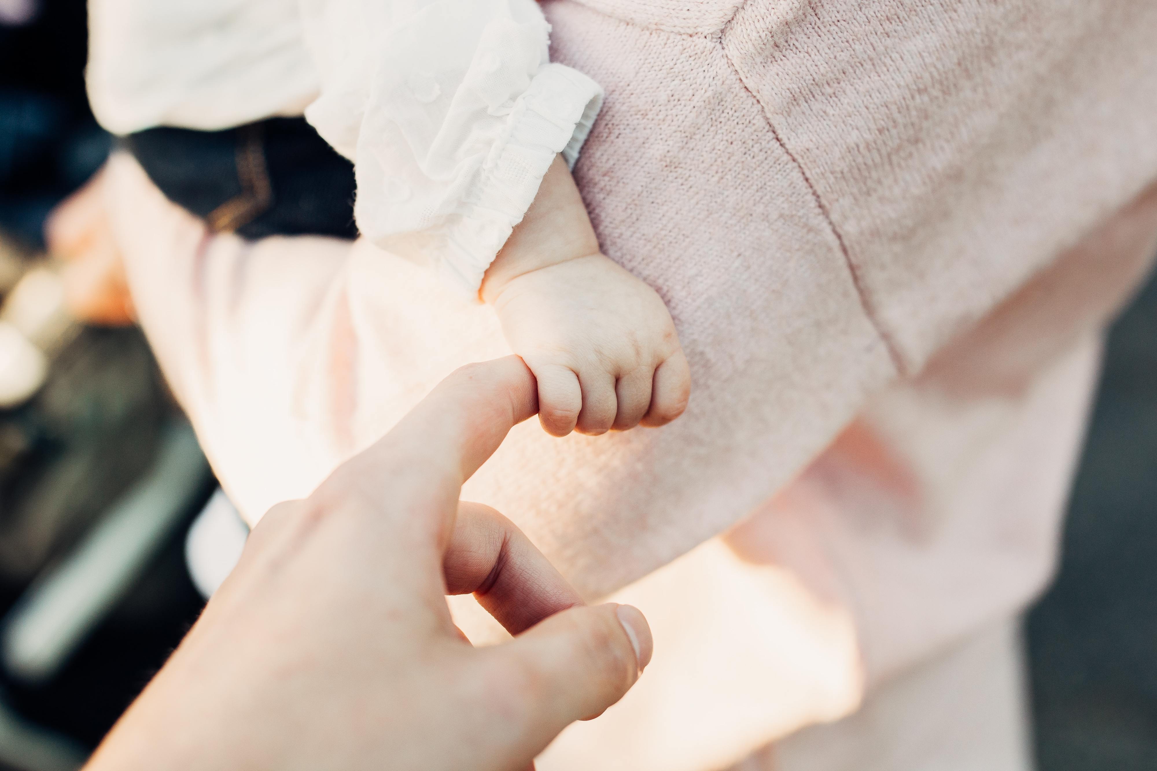 Carta da mãe que deixou bebé de 20 dias à porta de Igreja torna-se viral: “A minha mãe ama-me muito a ponto de me entregar”