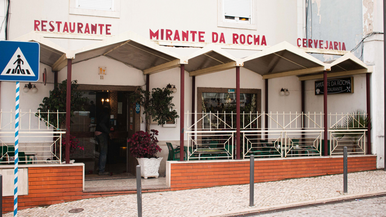 O restaurante é muito amplo, tem duas salas e uma esplanada