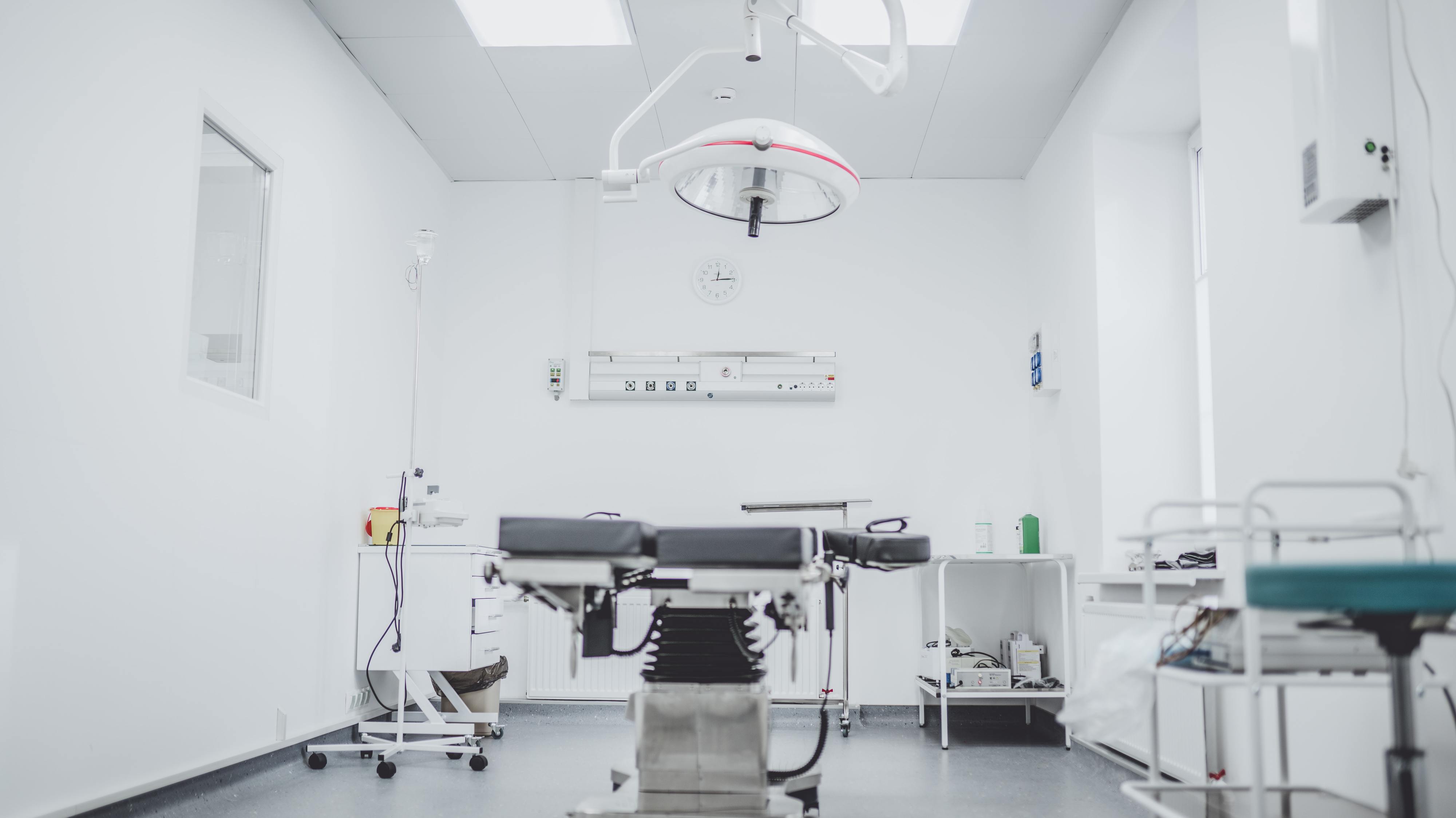 Doentes têm de pagar taxas extra nos hospitais privados pelos equipamentos de proteção dos médicos