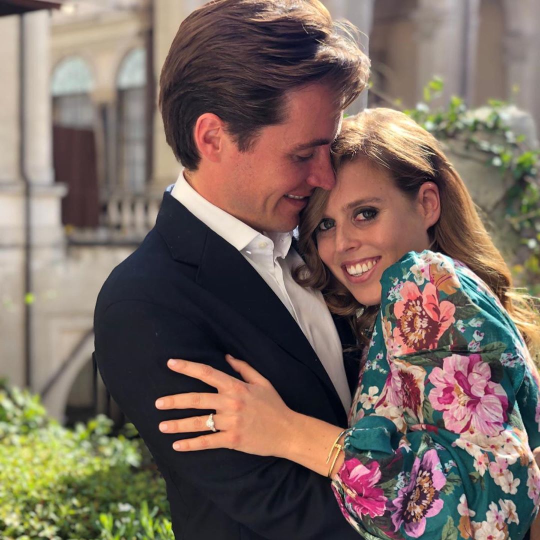 Princesa Beatrice, neta da rainha de Inglaterra, cancela o casamento a um mês da cerimónia