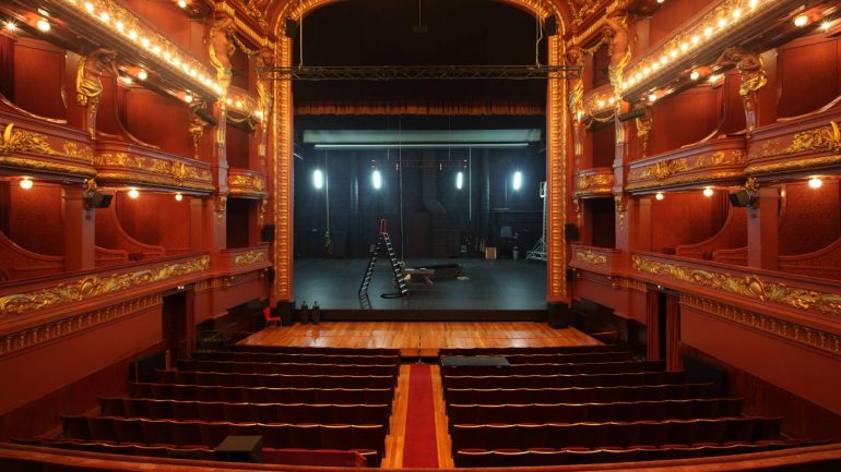 As visitas guiadas ao Teatro Nacional S. João, no Porto, são direcionadas a pessoas de todas as idades