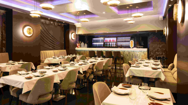 O espaço do restaurante é interior, e a decoração aposta num ambiente requintado