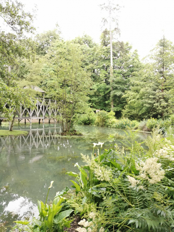 Espalhadas pelos jardins, estão várias réplicas de invenções do artista italiano