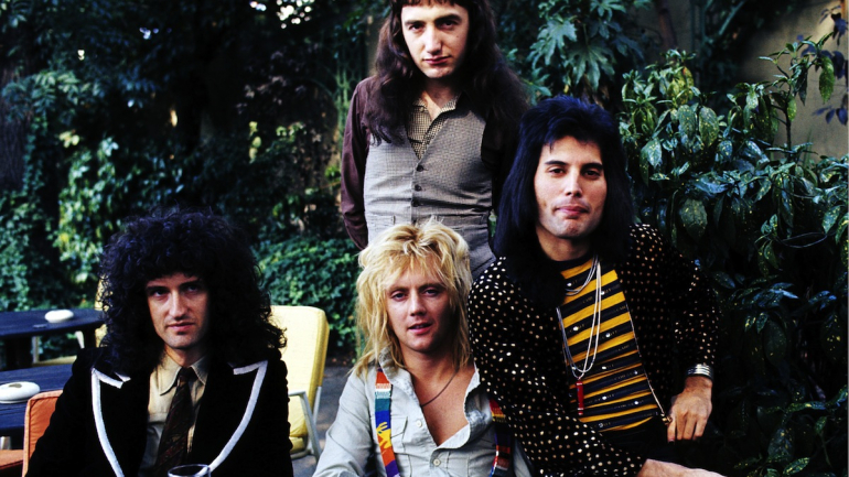 Brian May, John Deacon (de pé), Roger Taylor e Freddie Mercury a 8 de setembro de 1976