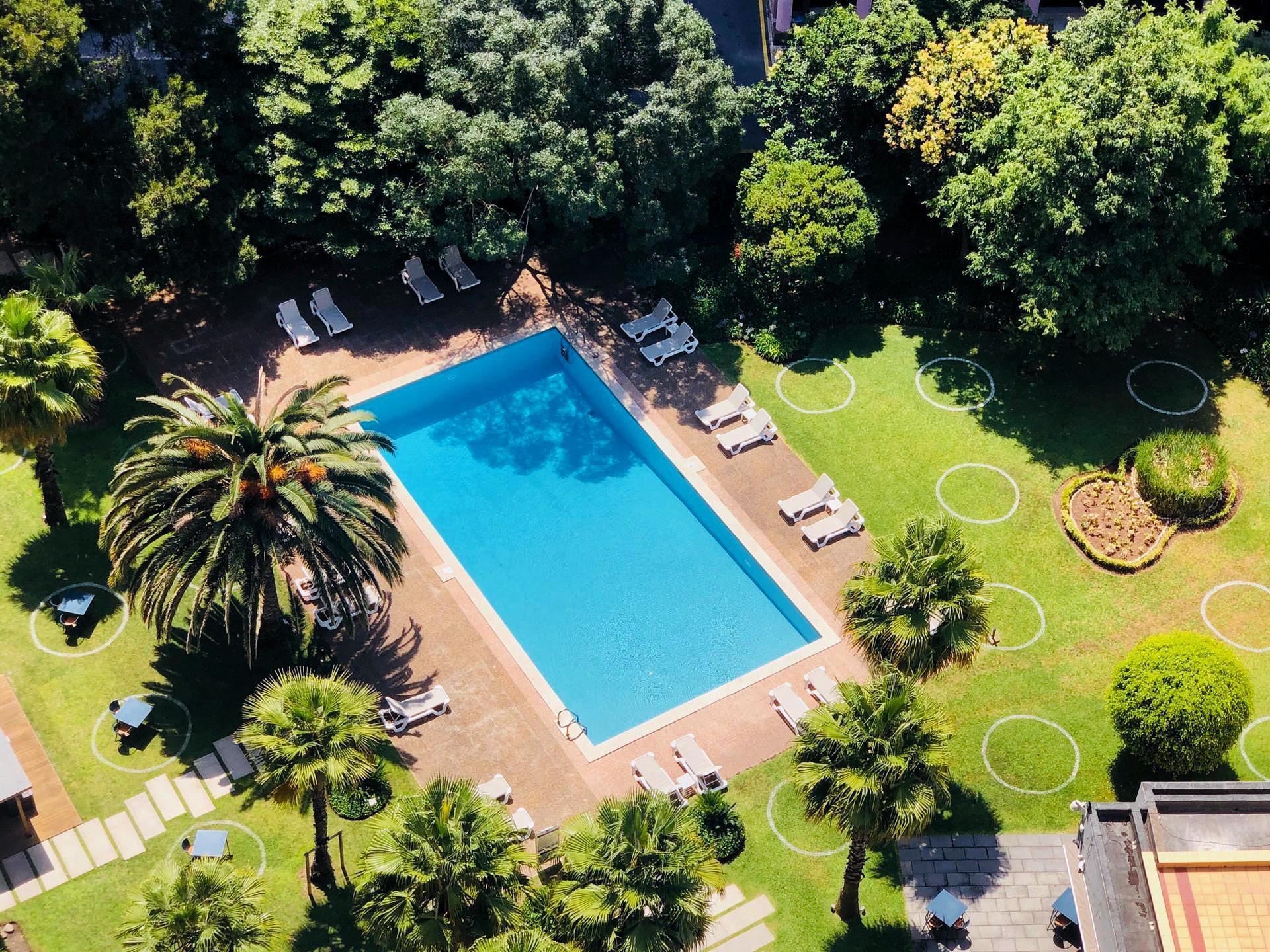 Mergulhe nos ovos turcos e no gaspacho de morango deste brunch com piscina em Lisboa