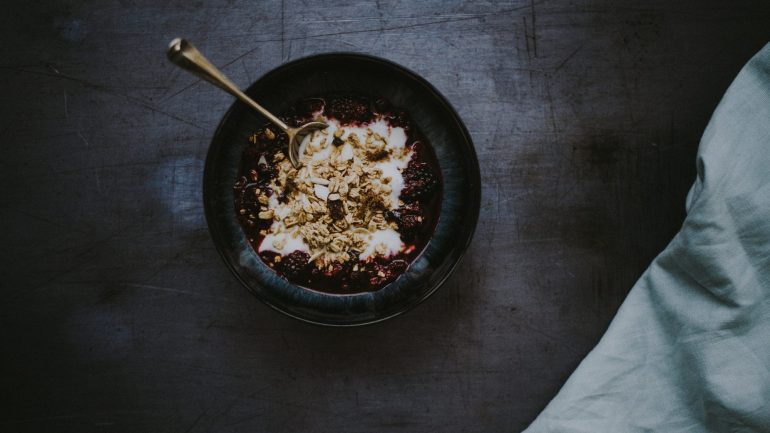 10 snacks “saudáveis” que as nutricionistas vão cortar da sua dieta