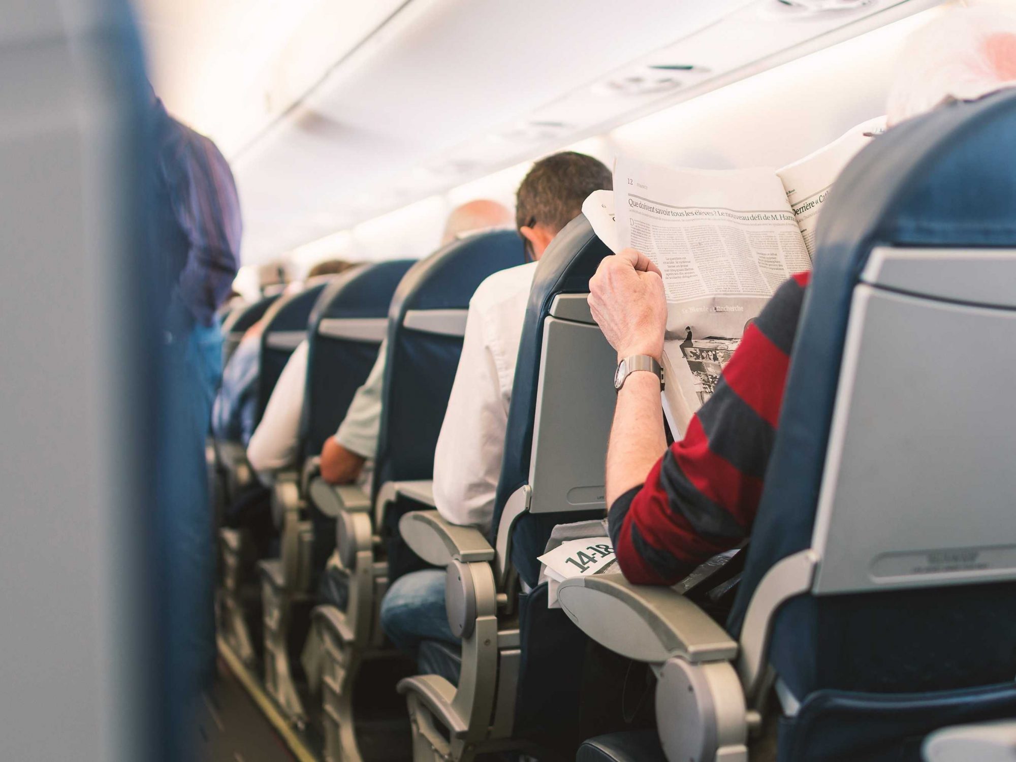 O lugar certo no avião para quem quer dormir, para quem tem frio ou para quem vai muito à casa de banho