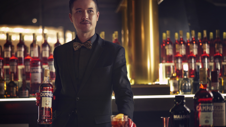 Um Negroni é feito com Campari, vermute tinto, gin e uma rodela de laranja