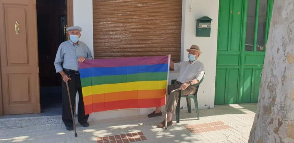 Autarquia retira bandeira LGBTQ+ da câmara municipal e a população responde espalhando bandeiras pela cidade