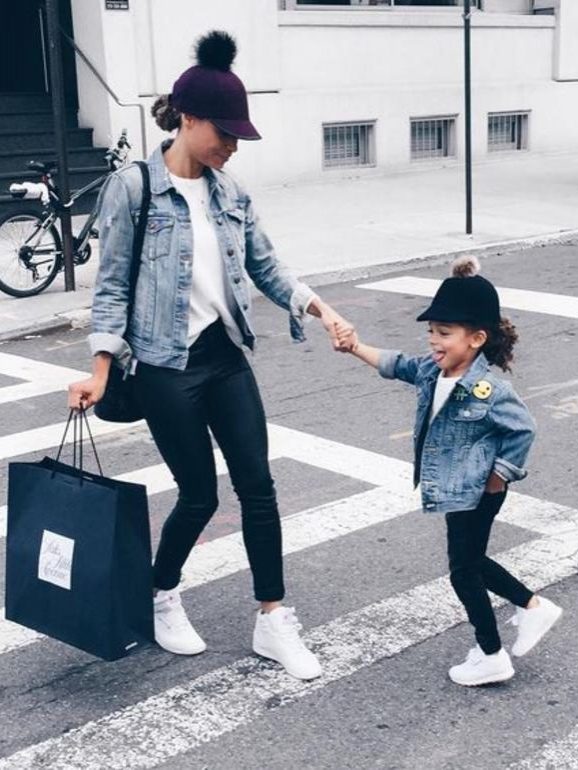 Além da roupa, também os acessórios podem ser iguais para mãe e filha