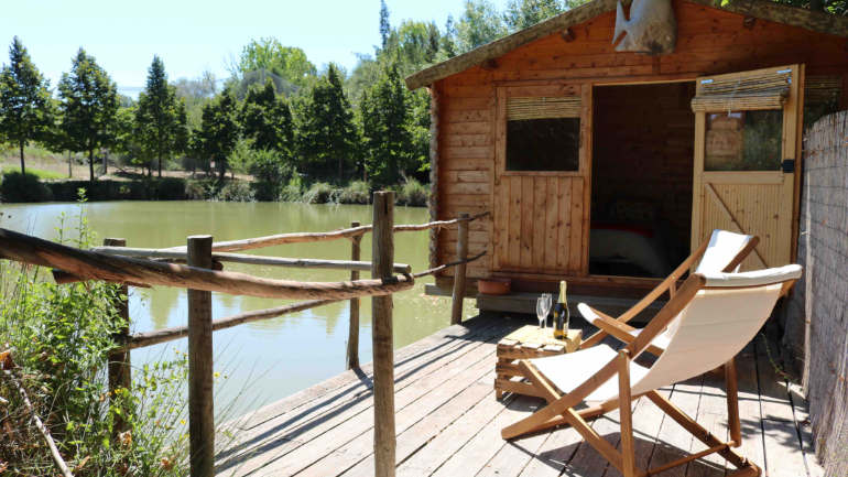 Muitas das cabanas disponíveis ficam em frente ao rio 