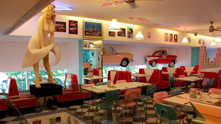 Todo o espaço e menu são pensados para levar o cliente até aos anos 50