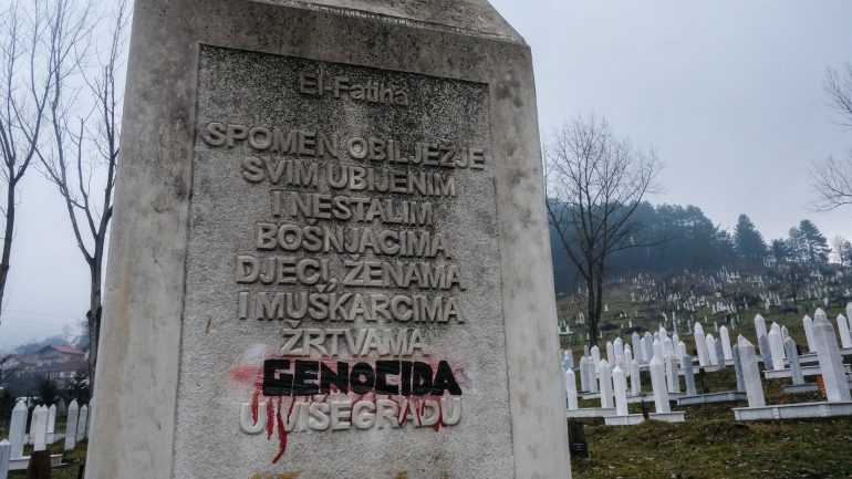 O monumento em homenagem das vítimas do genocídio foi vandalizado pelo próprio governo, numa tentativa de esconder os factos