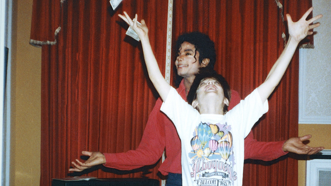 Bondage, sadomasoquismo e crianças nuas. Michael Jackson tinha uma coleção de pornografia