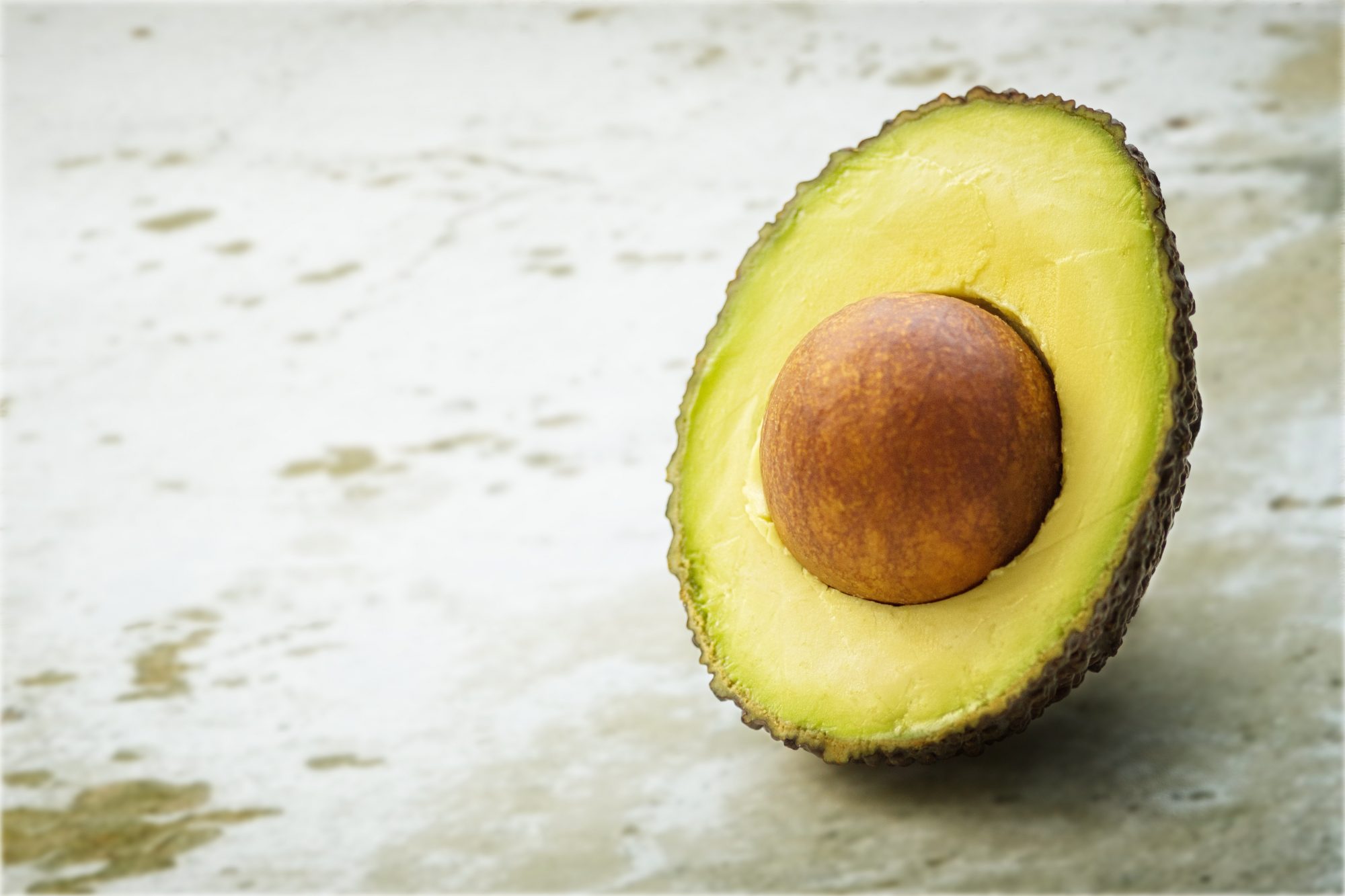 Nutricionista explica como fazer uma mousse de abacate e mais 2 receitas perfeitas para combater a celulite