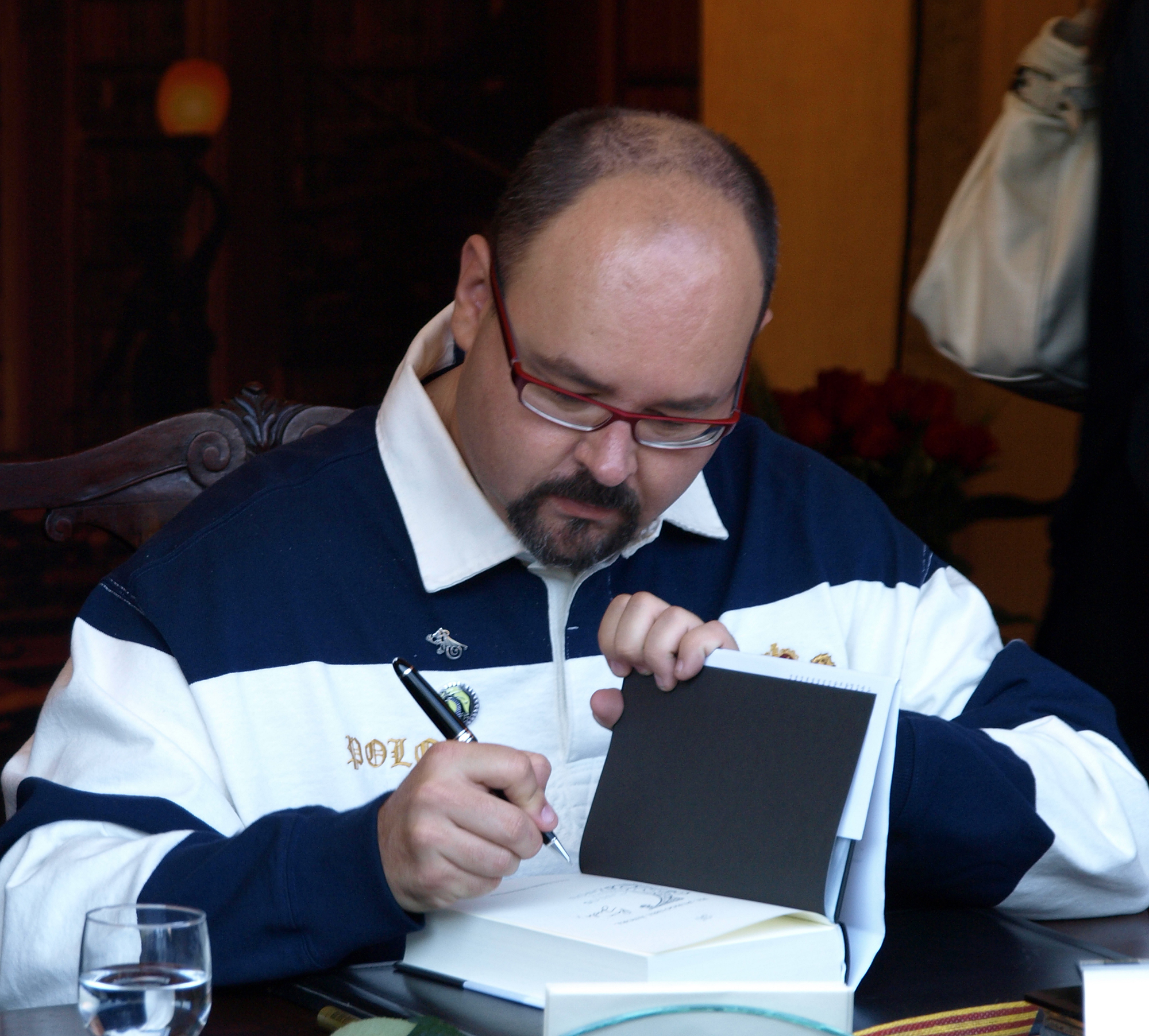 Morreu Carlos Ruiz Zafón. Autor de “A Sombra do Vento” tinha 55 anos