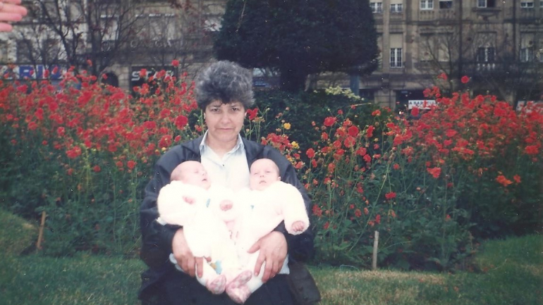A avó de Helena e Ana Borges, Rosa, com as duas gémeas ainda bebés