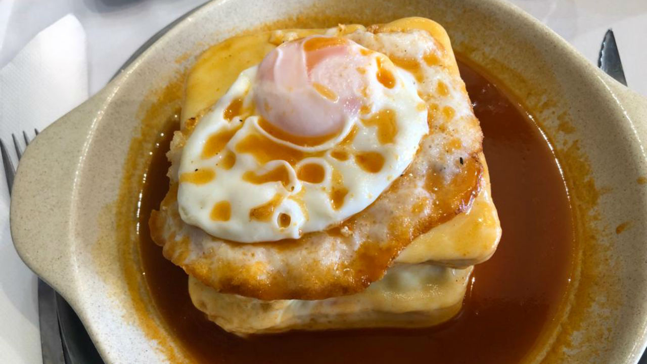 A francesinha custa 9,50€ e inclui batata frita