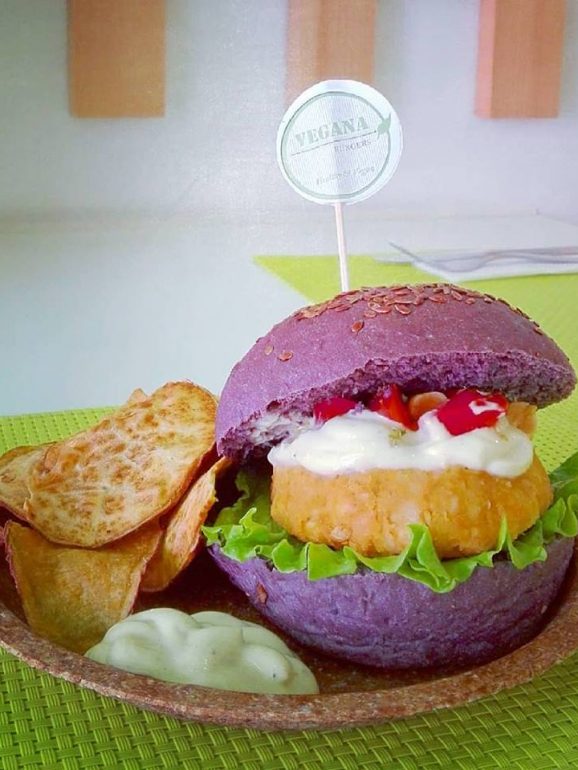 Não se deixei intimidar pela cor. Este hambúrguer é roxo porque o pão é feito com cebola roxa. O hambúrguer é de amendoim e grão com tomate e manjericão
