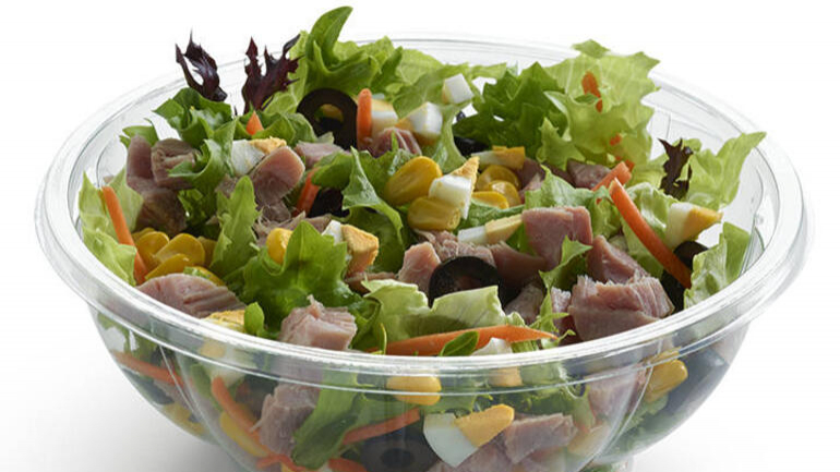 As saladas hoje são servidas em taças de plástico