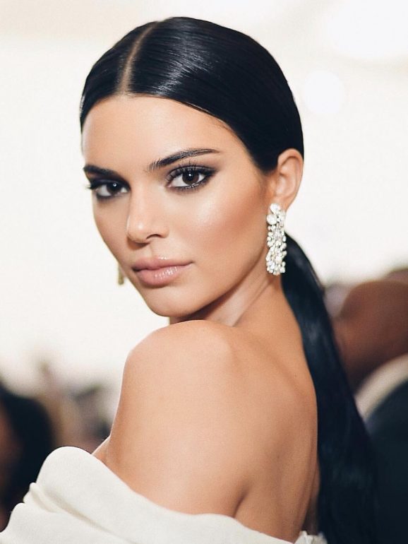 Kendall Jenner a pôr em evidência o lado esquerdo da sua cara 
