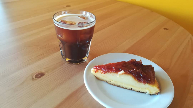 O Bolo de Fubá é um sucesso. Leva uma cobertura de goiabada e custa 2€