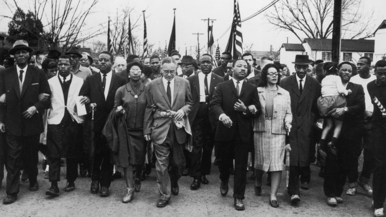 Martin Luther King e a mulher Coretta Scott King à frente da famosa marcha de Selma em prol do direito a voto dos negros. 