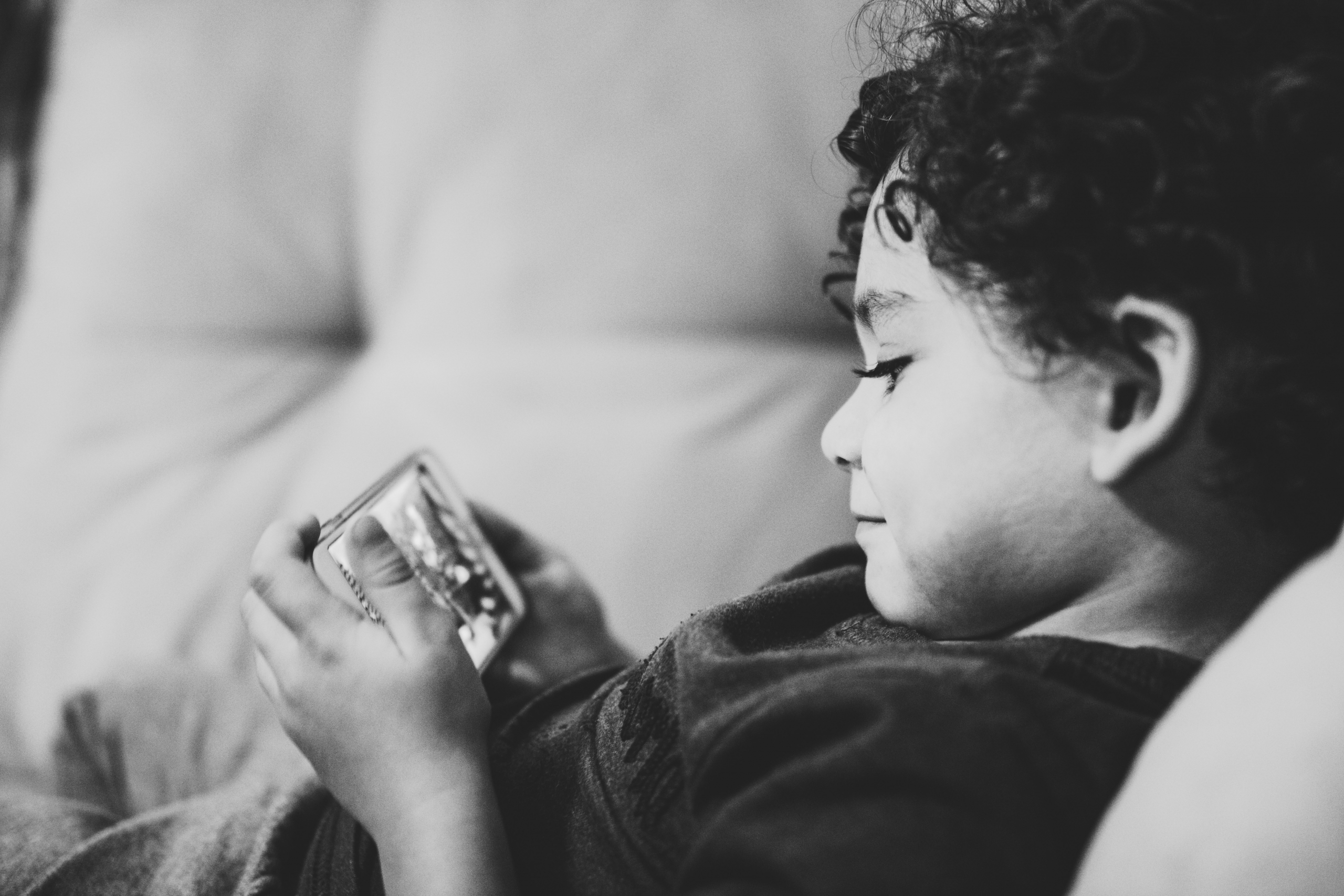 Casos de miopia aumentam em menores devido a uso excessivo do telemóvel