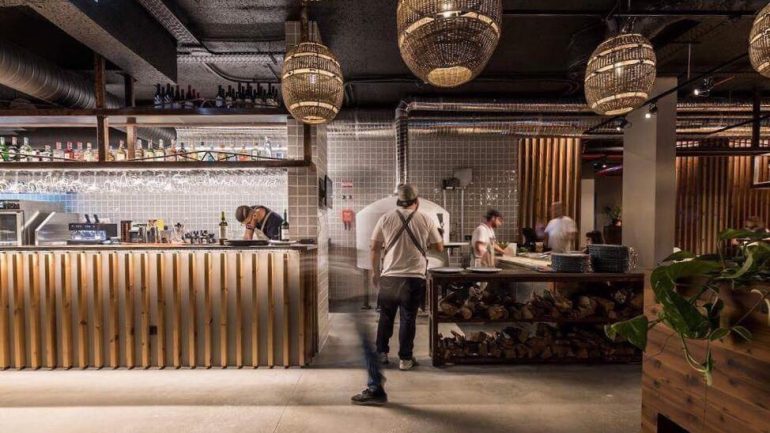 O restaurante tem capacidade para 80 pessoas