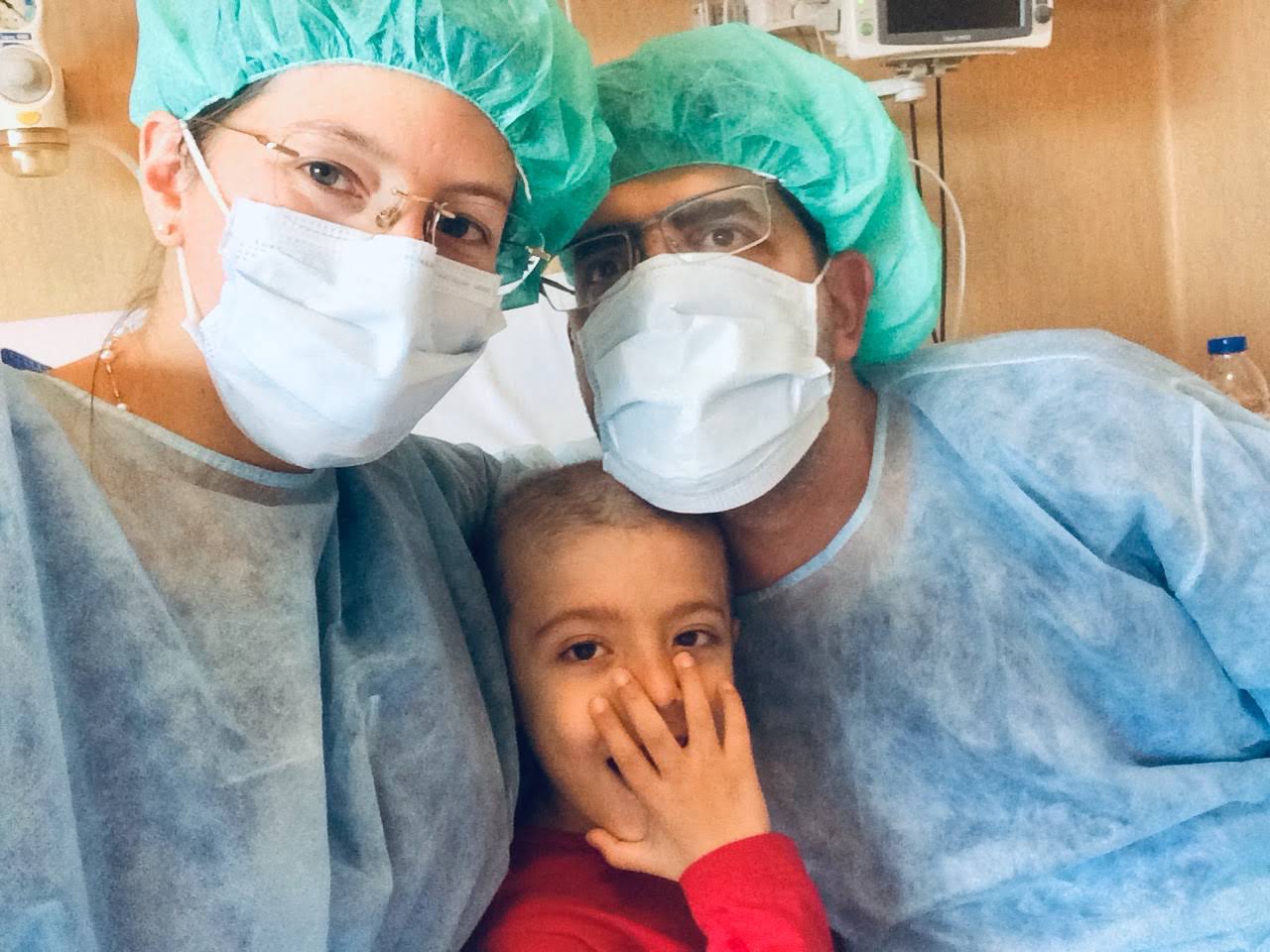 Tem 7 anos, já fez 8 ciclos de quimioterapia, uma cirurgia e um autotransplante. A história de Tomás, o menino guerreiro