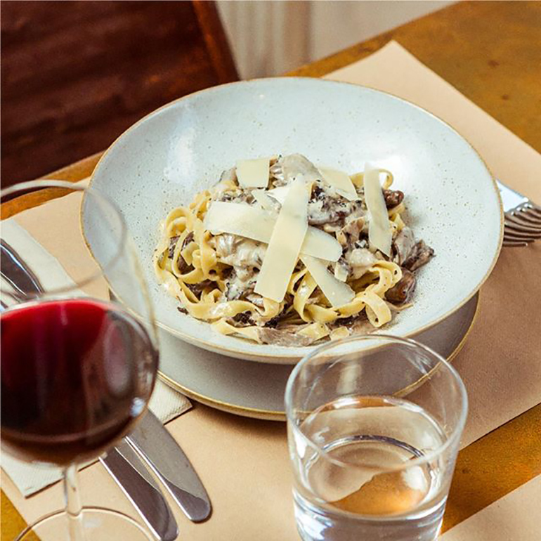Tagliatelle de cogumelos portobello, ovo com creme de parmesão