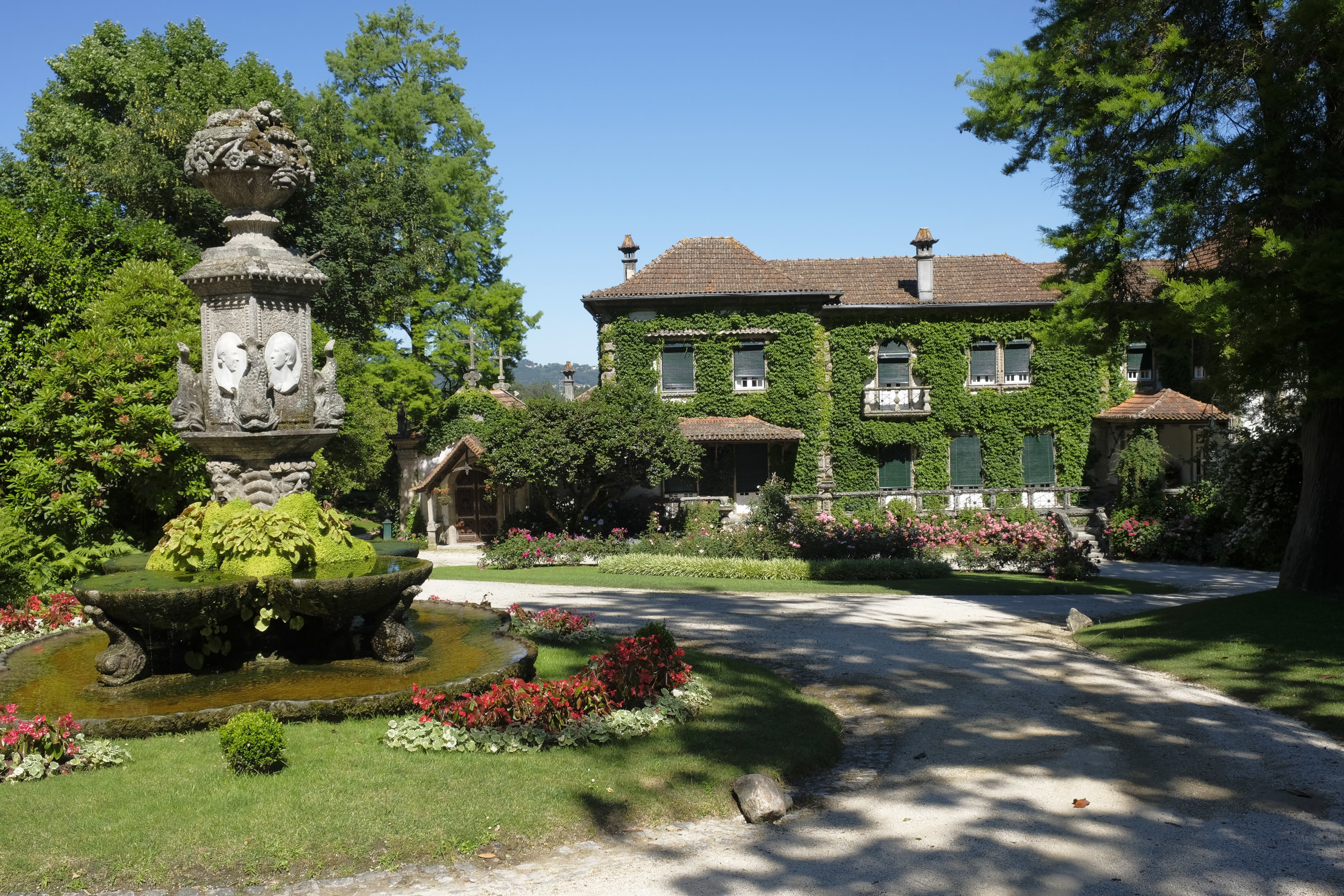 Há 29 jardins históricos para percorrer a pé, com vinho e queijo da Serra na mão