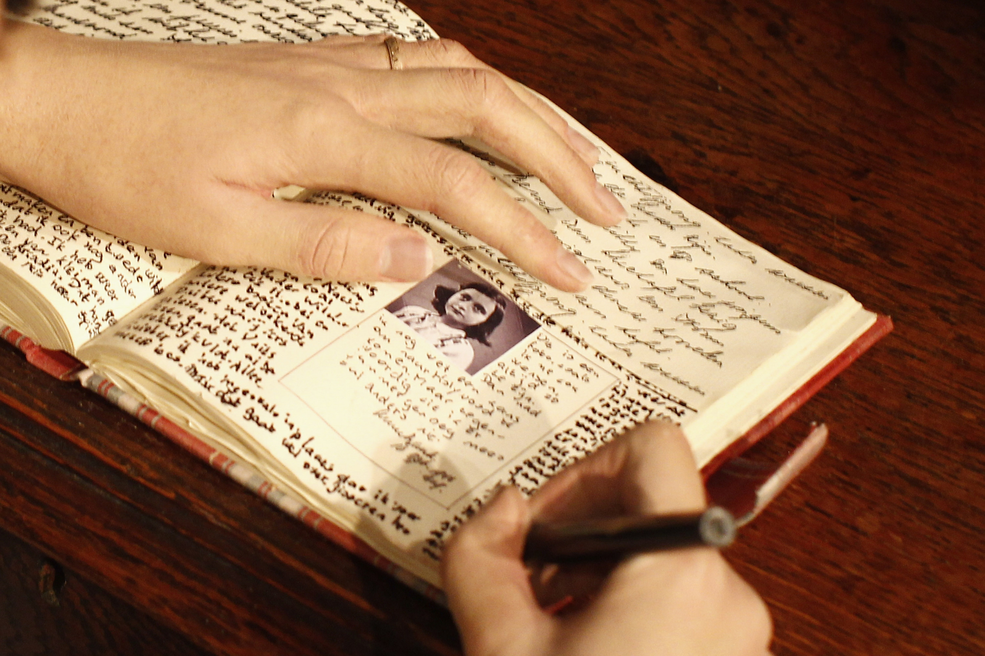 Cartas de Anne Frank escritas para a avó vão ser publicadas pela primeira vez