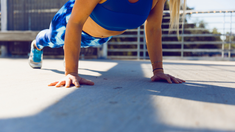8 exercícios, 30 minutos, 350 calorias. Treino flash para fazer em casa (e estar em forma na passagem de ano)