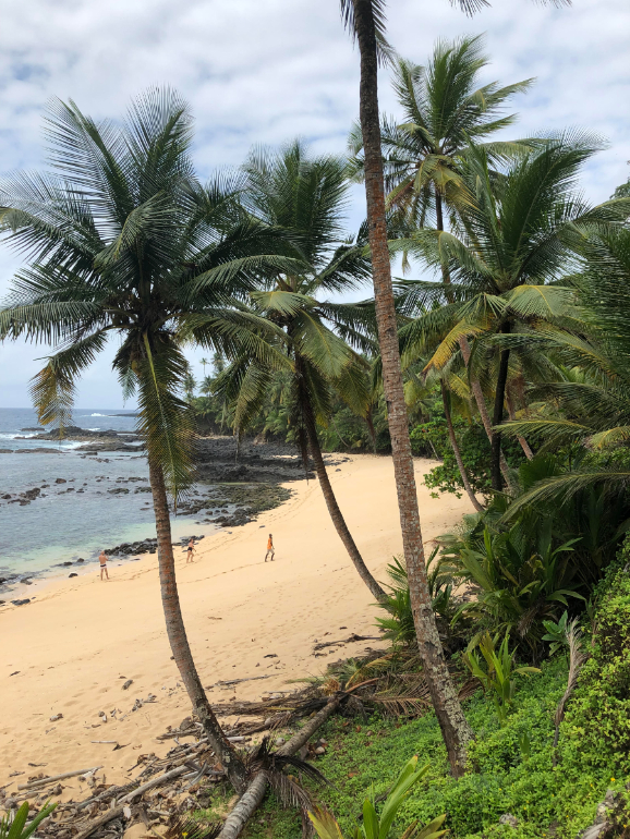 No ilhéu das Rolas poderá descobrir várias praias com paisagens idílicas 