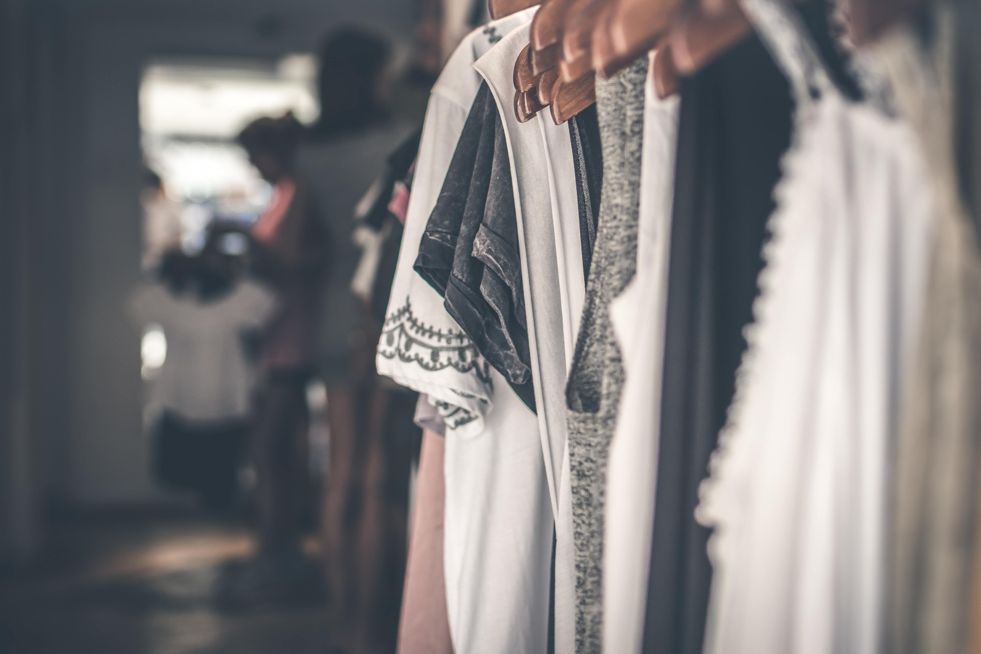 Guia com os 8 passos obrigatórios para organizar de vez o seu guarda-roupa