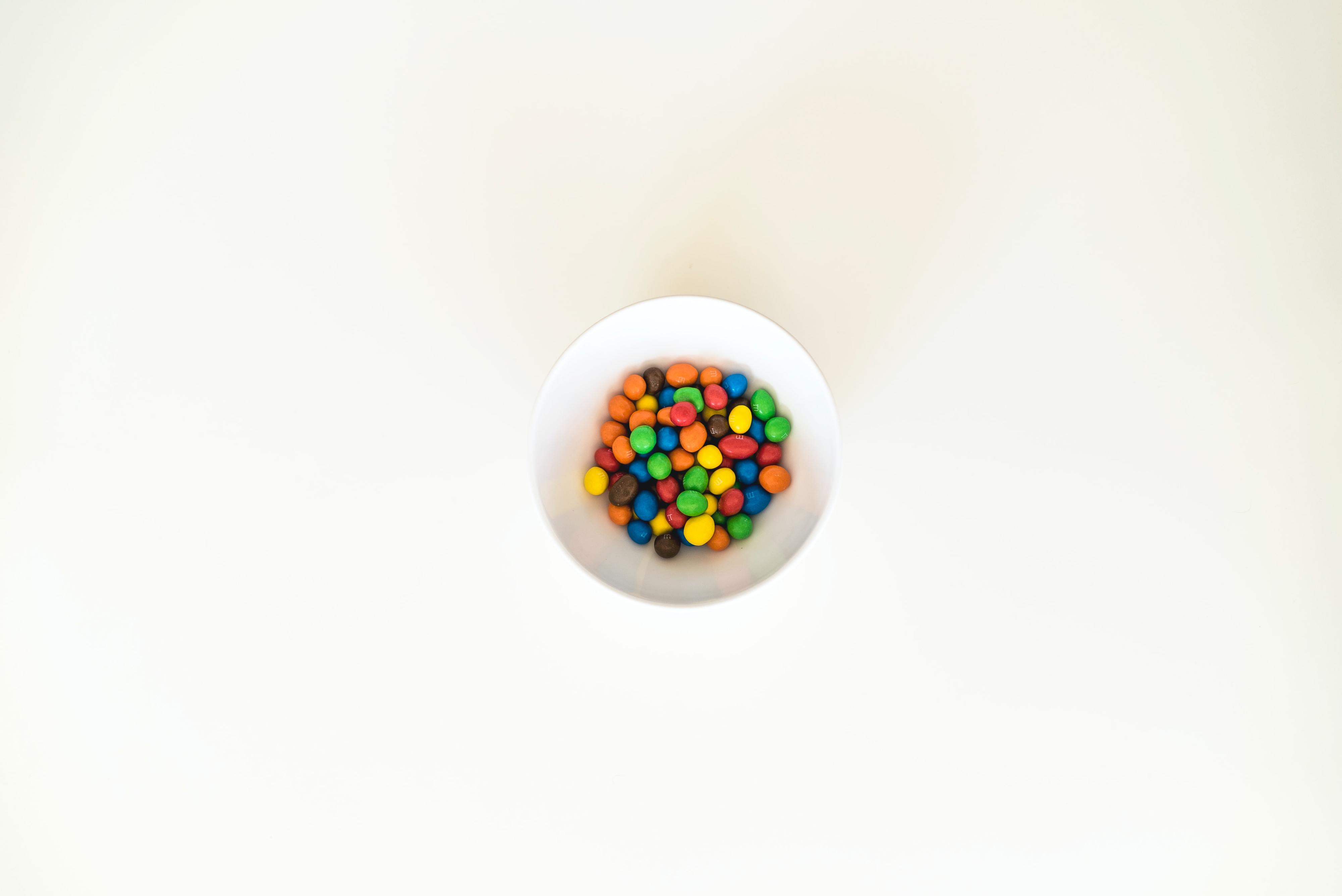 Os chocolates coloridos da nossa infância estão mais sustentáveis — mas não poupam no sabor