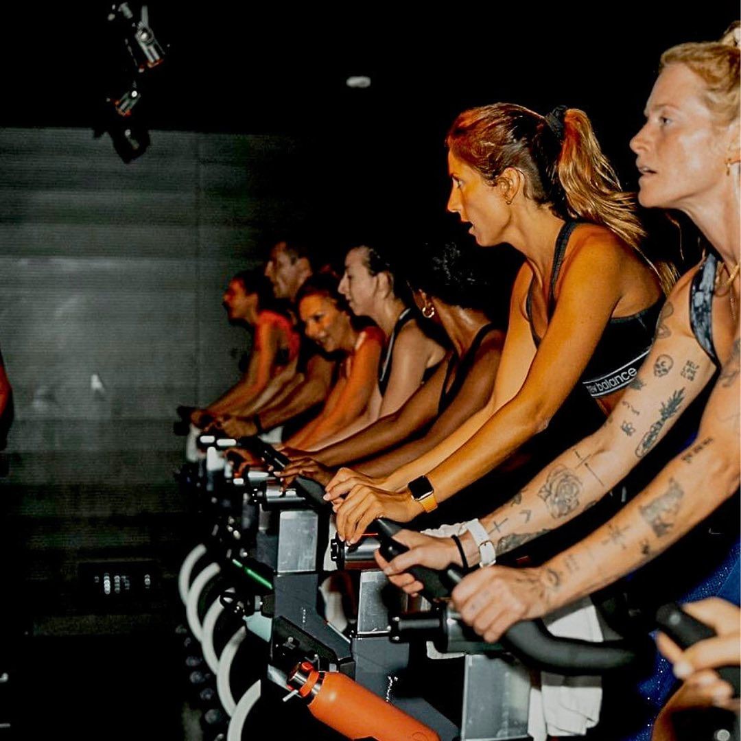 Amplify. Este novo ginásio com aulas de cycling e ioga até tem um bar com bebidas saudáveis