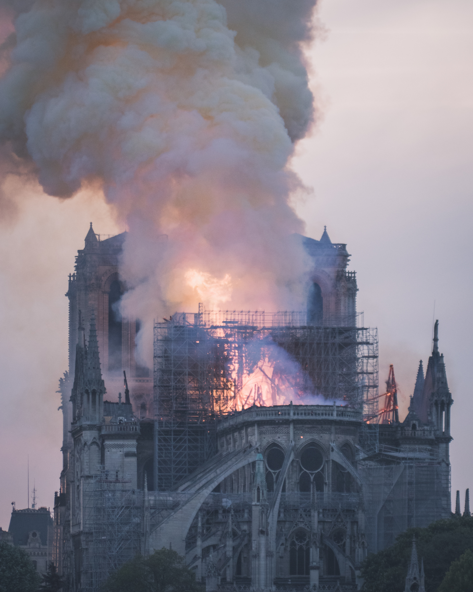 Notre-Dame recebeu a primeira missa depois do incêndio que devastou o edifício