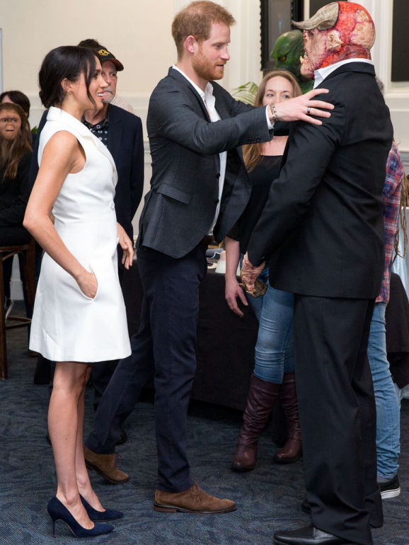 Meghan Markle tem o hábito de colocar as mãos nos bolsos, mesmo em eventos oficiais