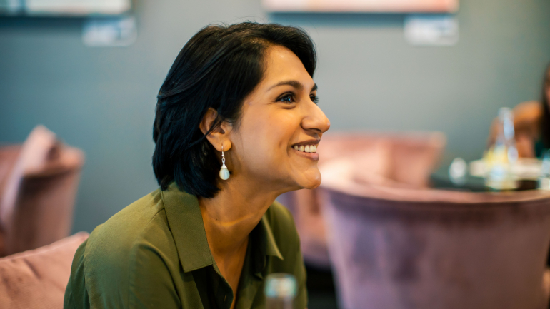 Angela Saini  é formada em engenharia pela Universidade de Oxford e em Ciência e Segurança pelo King's College