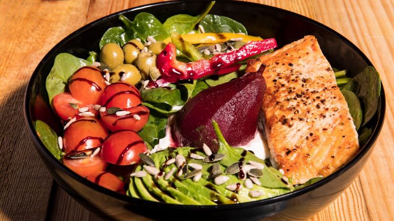 Às saladas é sempre possível adicionar proteína extra. Neste caso foi salmão