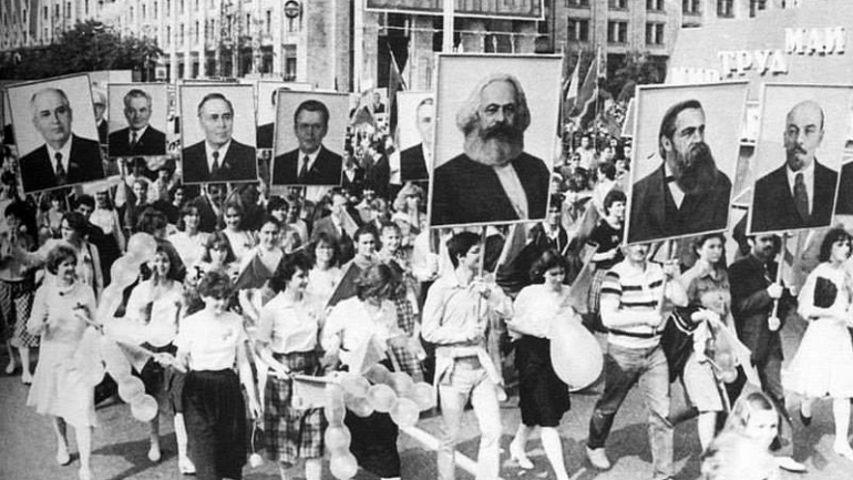 A marcha coletiva de crianças em Kiev, quando os níveis de radiação estavam altíssimos na região