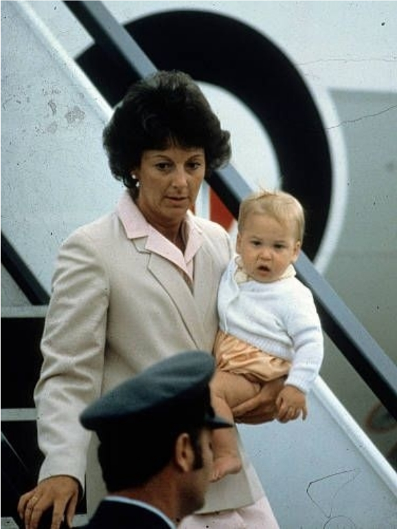 Barbare Barnes com o príncipe William ao colo 