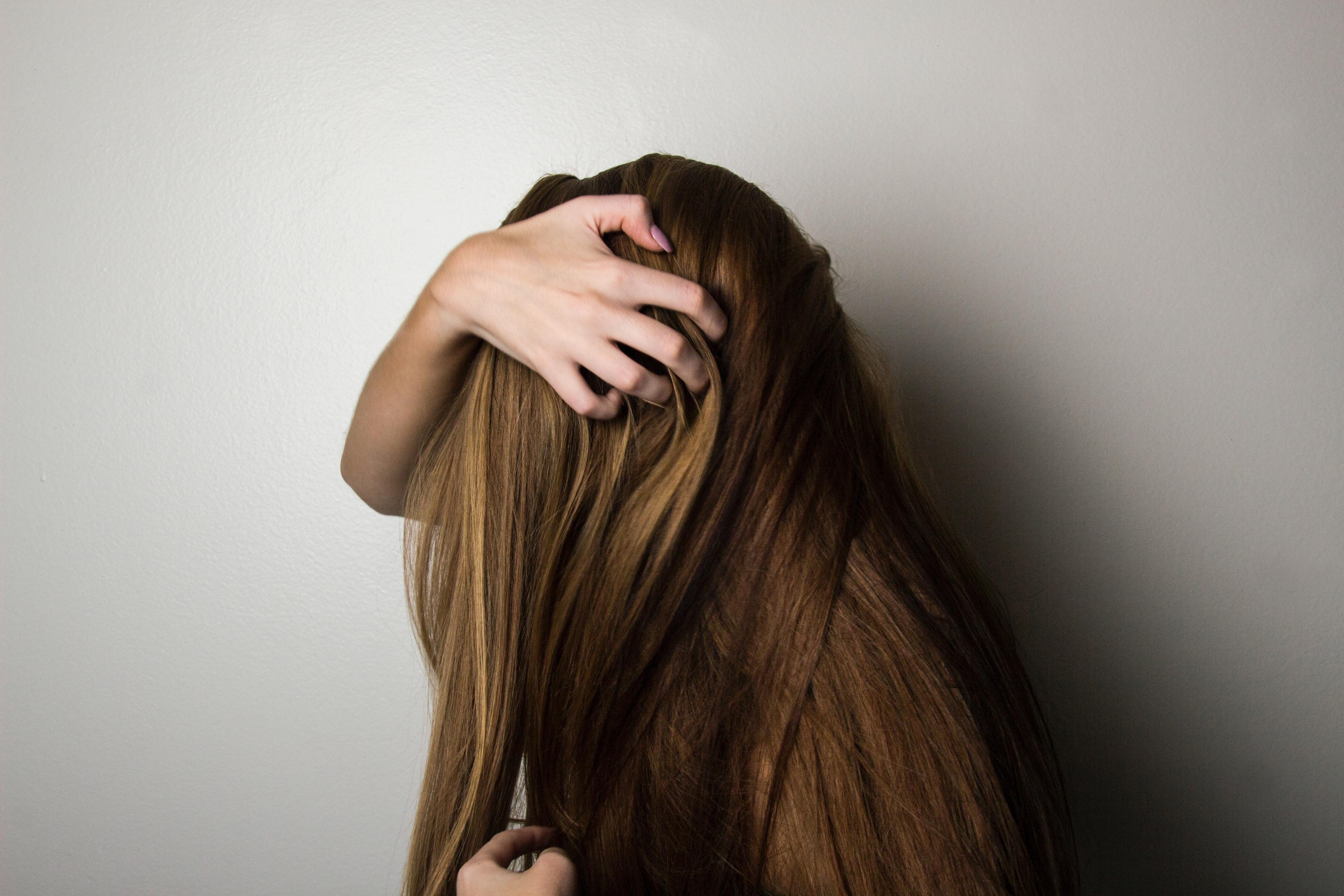 O que é a oleosidade no cabelo e como podemos tratá-la? Cabeleireiros respondem