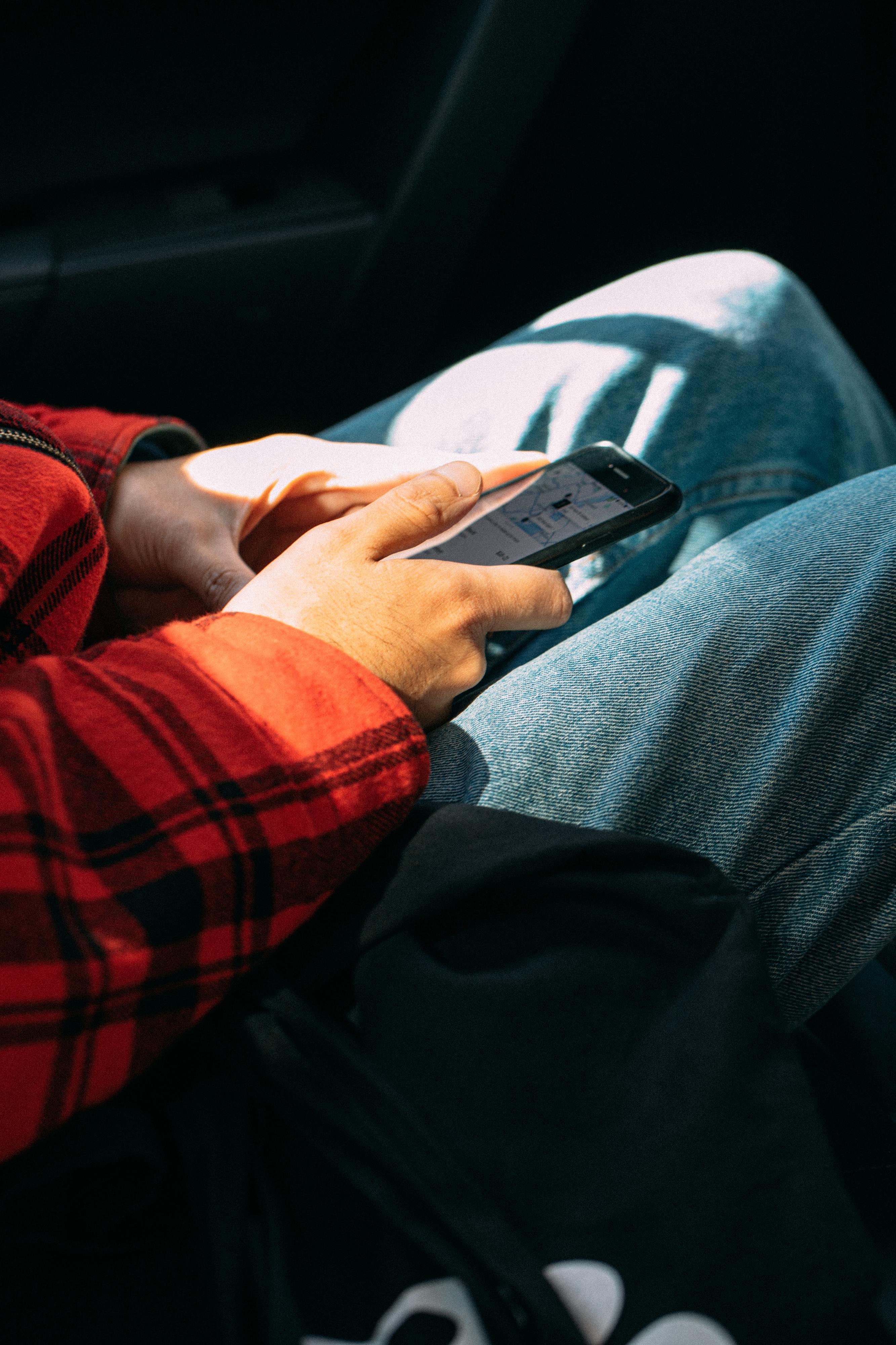 Malas e telemóveis são os artigos mais esquecidos nos Uber — e até um bolo de aniversário