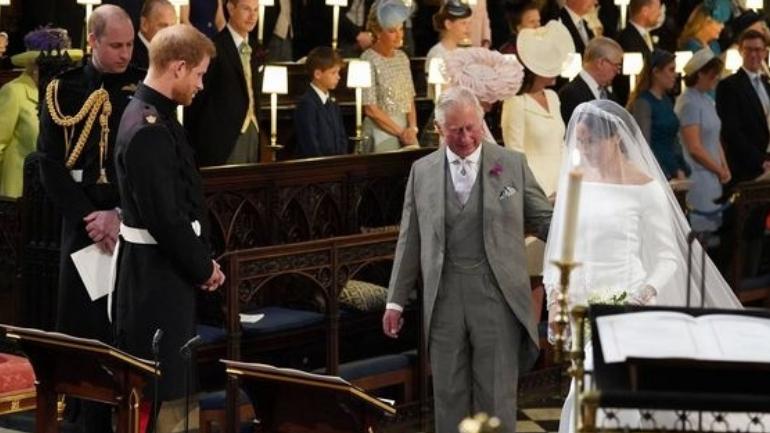 Meghan Markle entrou na igreja sozinha e a meio do percurso o príncipe Carlos juntou-se-lhe, levando-a ao altar 