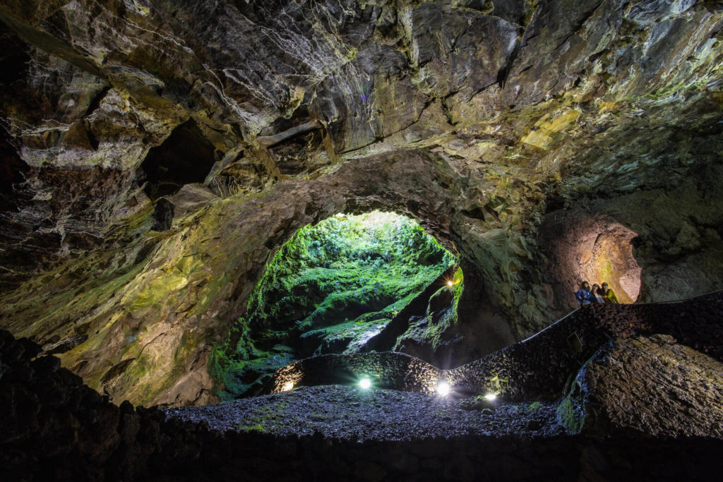 De Porto de Mós aos Açores. 5 grutas incríveis para visitar faça chuva ou faça sol